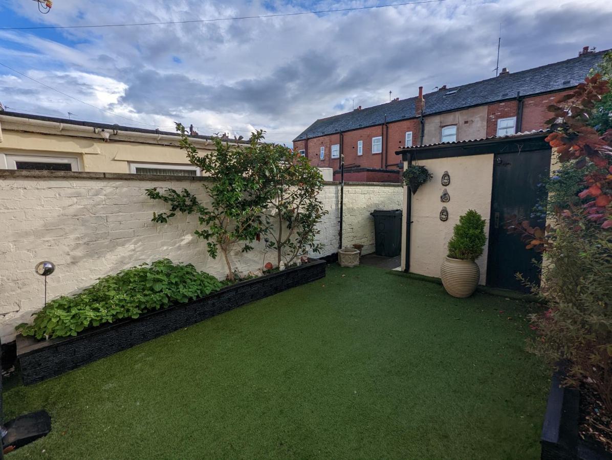 Moon Holiday Townhouse Free Parkingprivate Garden Blackpool Exterior photo